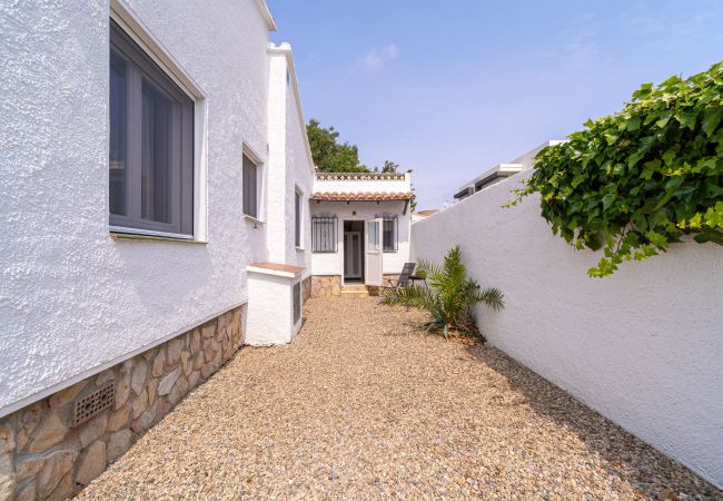 Villa in Empuriabrava - 0119-MONTSENY Haus mit Studio Villa in Empuriabrava - 0119-MONTSENY Haus mit Studio