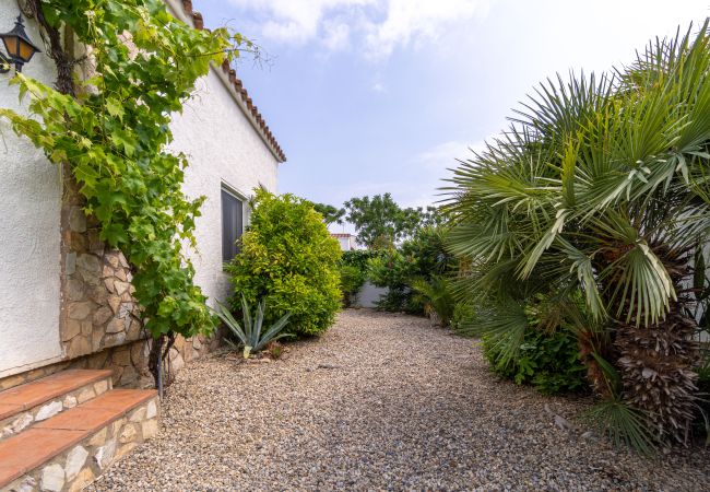 Villa in Empuriabrava - 0119-MONTSENY Haus mit Studio Villa in Empuriabrava - 0119-MONTSENY Haus mit Studio