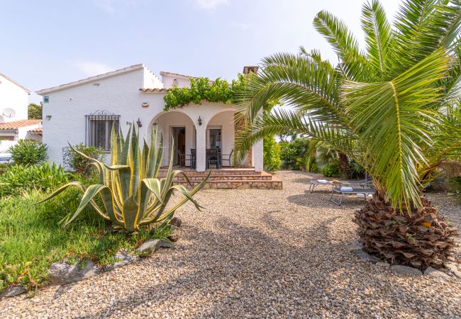 Villa in Empuriabrava - 0119-MONTSENY Haus mit Studio Villa in Empuriabrava - 0119-MONTSENY Haus mit Studio