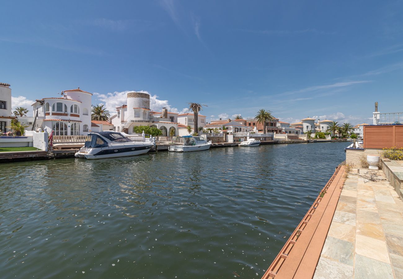 Villa in Empuriabrava - 0141-PANI Haus am Kanal mit Pool und Liegeplatz