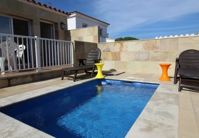 Villa in Empuriabrava - 0034-NOGUERA Häuschen mit kleinem Pool Villa in Empuriabrava - 0034-NOGUERA Häuschen mit kleinem Pool
