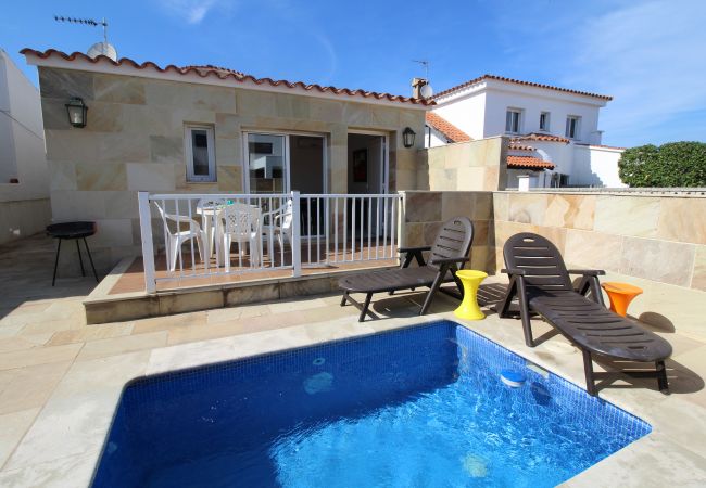Villa in Empuriabrava - 0034-NOGUERA Häuschen mit kleinem Pool Villa in Empuriabrava - 0034-NOGUERA Häuschen mit kleinem Pool