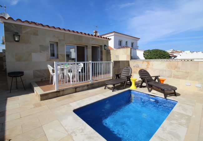Villa in Empuriabrava - 0034-NOGUERA Häuschen mit kleinem Pool Villa in Empuriabrava - 0034-NOGUERA Häuschen mit kleinem Pool