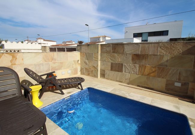 Villa in Empuriabrava - 0034-NOGUERA Häuschen mit kleinem Pool Villa in Empuriabrava - 0034-NOGUERA Häuschen mit kleinem Pool