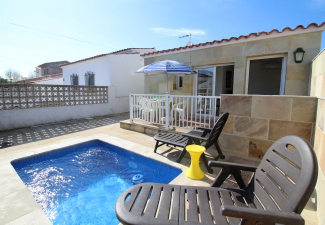 Villa in Empuriabrava - 0034-NOGUERA Häuschen mit kleinem Pool Villa in Empuriabrava - 0034-NOGUERA Häuschen mit kleinem Pool