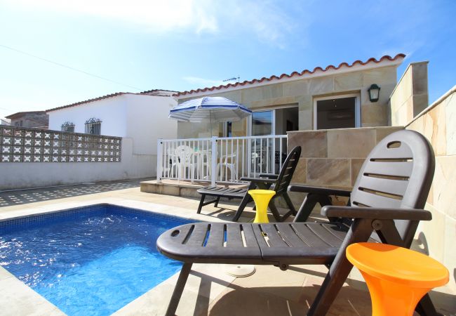 Villa in Empuriabrava - 0034-NOGUERA Häuschen mit kleinem Pool Villa in Empuriabrava - 0034-NOGUERA Häuschen mit kleinem Pool