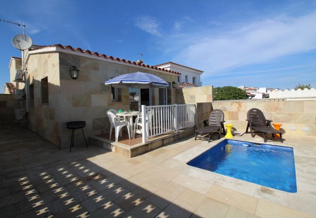 Villa in Empuriabrava - 0034-NOGUERA Häuschen mit kleinem Pool Villa in Empuriabrava - 0034-NOGUERA Häuschen mit kleinem Pool