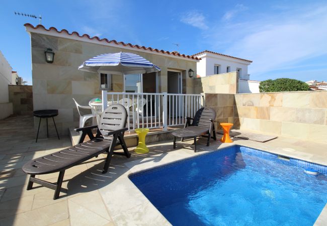 Villa in Empuriabrava - 0034-NOGUERA Häuschen mit kleinem Pool Villa in Empuriabrava - 0034-NOGUERA Häuschen mit kleinem Pool