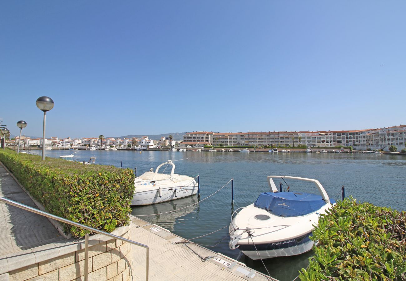 Ferienwohnung in Empuriabrava - 0137-SANT MAURICI Appartment mit Kanalblick und Gemeinschaftspool