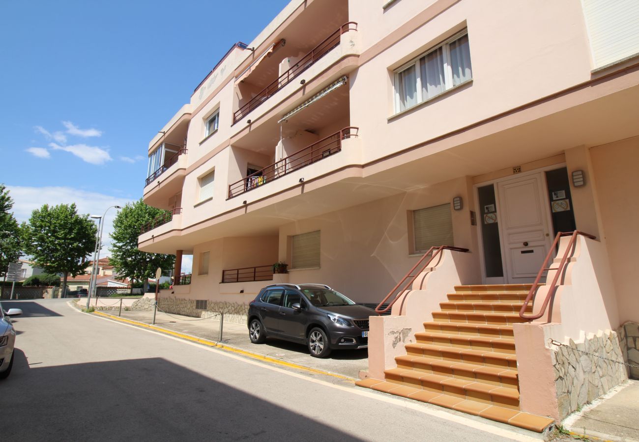 Ferienwohnung in Empuriabrava - 0138-LES DUNES Appartement am Kanal mit großer Terrasse und Parkplatz