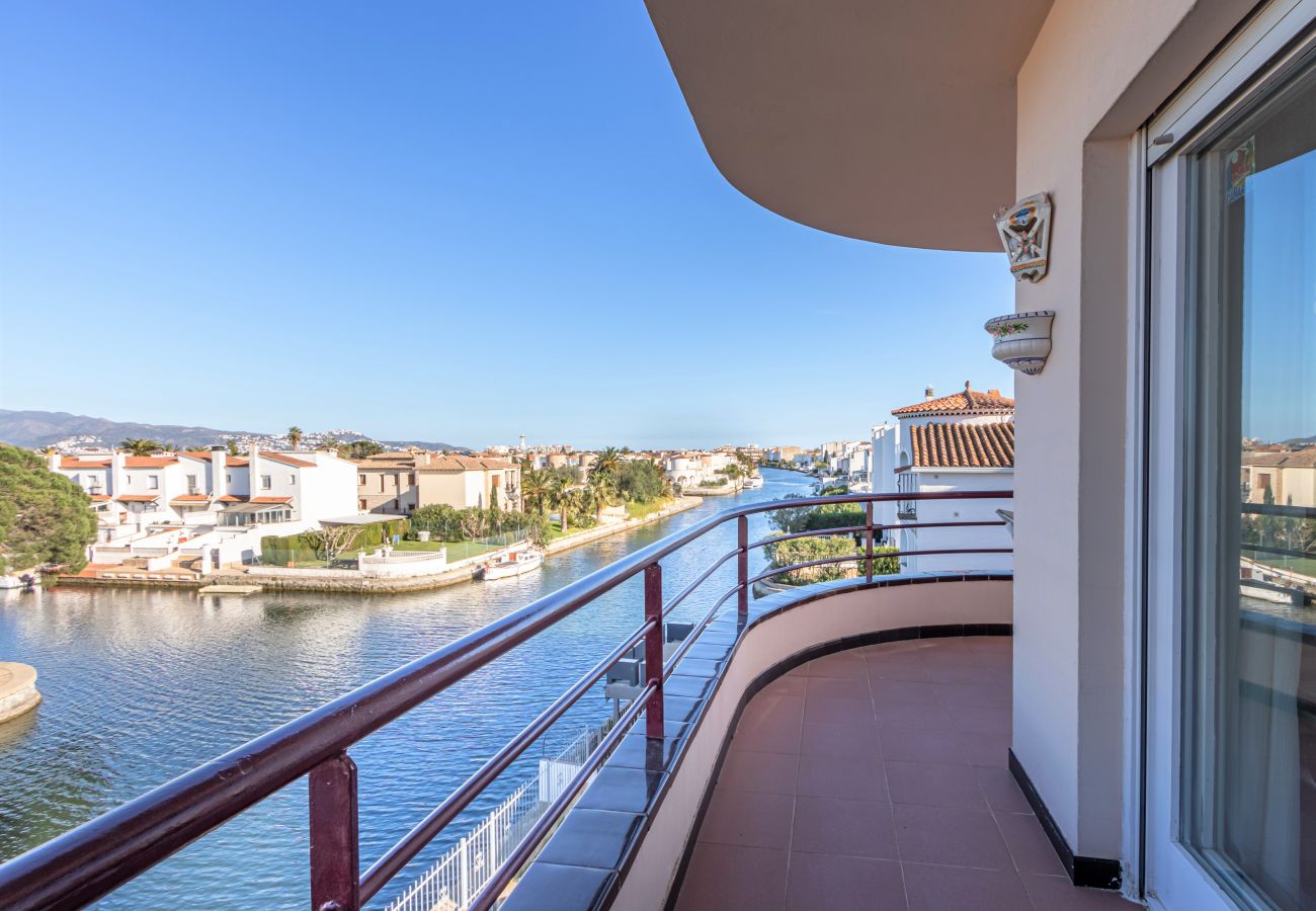 Ferienwohnung in Empuriabrava - 0138-LES DUNES Appartement am Kanal mit großer Terrasse und Parkplatz