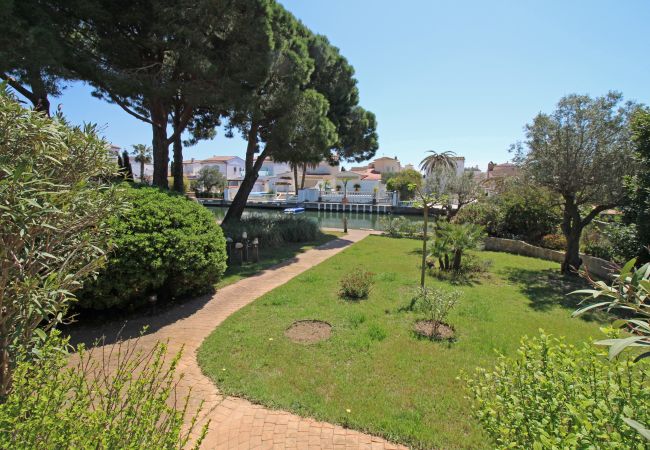 Villa in Empuriabrava - 0010-TER Haus am Kanal mit Pool und Liegeplatz  Villa in Empuriabrava - 0010-TER Haus am Kanal mit Pool und Liegeplatz