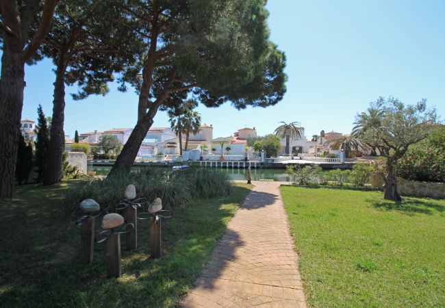 Villa in Empuriabrava - 0010-TER Haus am Kanal mit Pool und Liegeplatz  Villa in Empuriabrava - 0010-TER Haus am Kanal mit Pool und Liegeplatz