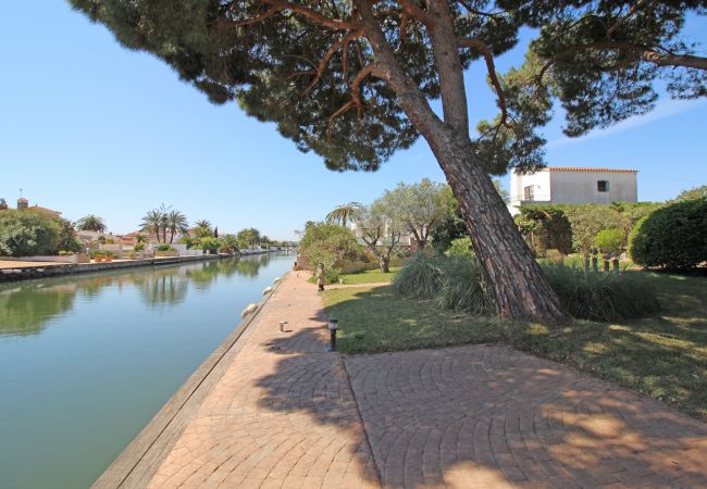 Villa in Empuriabrava - 0010-TER Haus am Kanal mit Pool und Liegeplatz  Villa in Empuriabrava - 0010-TER Haus am Kanal mit Pool und Liegeplatz