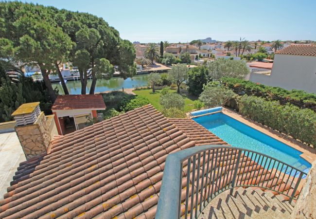 Villa in Empuriabrava - 0010-TER Haus am Kanal mit Pool und Liegeplatz  Villa in Empuriabrava - 0010-TER Haus am Kanal mit Pool und Liegeplatz