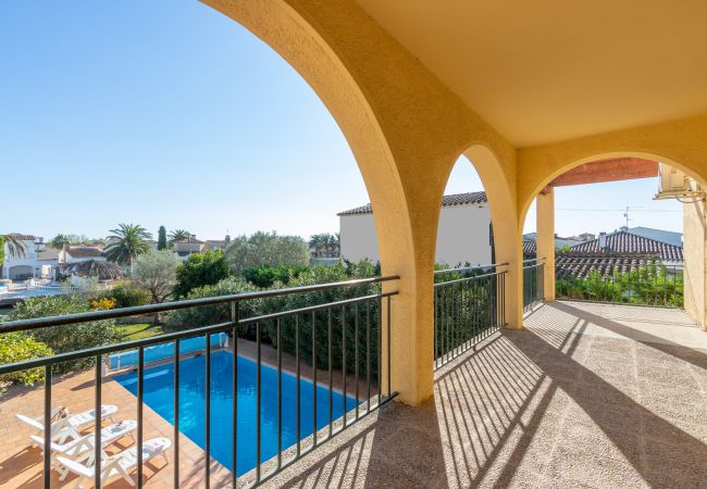 Villa in Empuriabrava - 0010-TER Haus am Kanal mit Pool und Liegeplatz  Villa in Empuriabrava - 0010-TER Haus am Kanal mit Pool und Liegeplatz