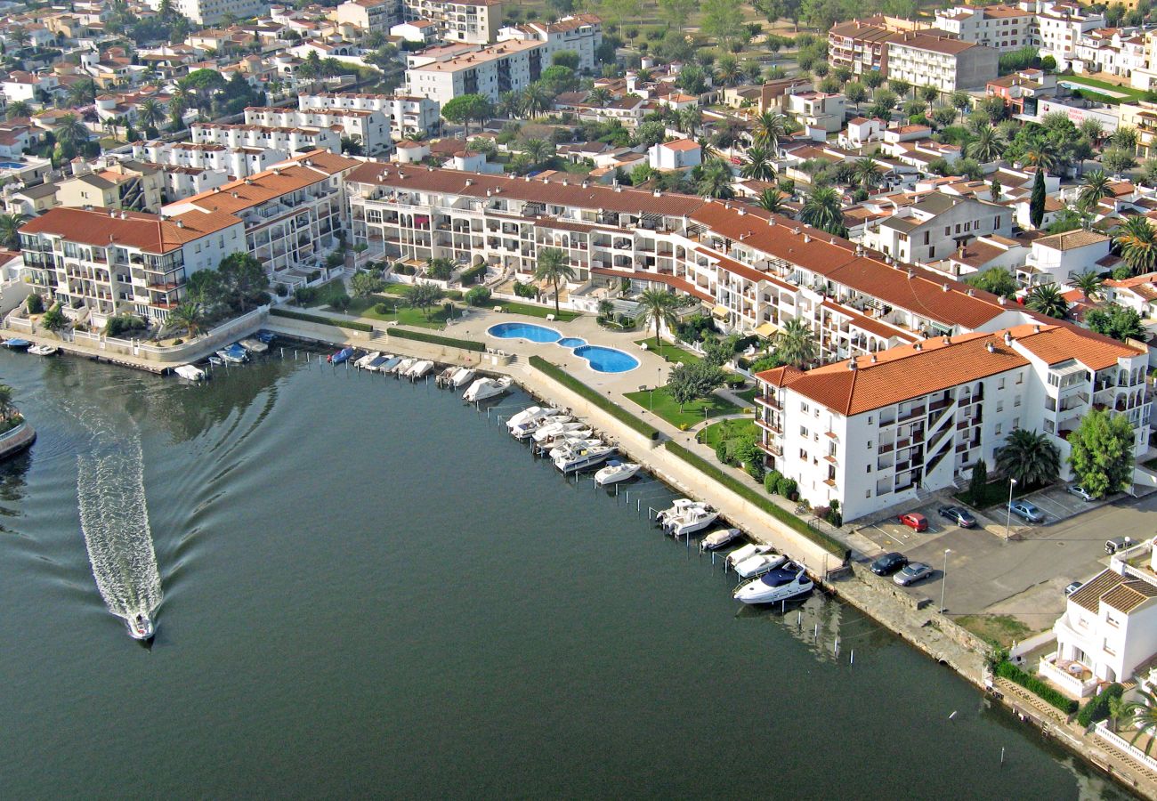 Ferienwohnung in Empuriabrava - 0185-SANT MAURICI Appartment mit Gemeinschaftspool und Kanalblick 