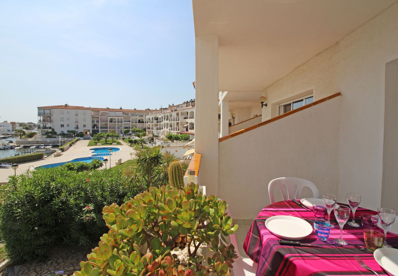 Ferienwohnung in Empuriabrava - 0185-SANT MAURICI Appartment mit Gemeinschaftspool und Kanalblick 