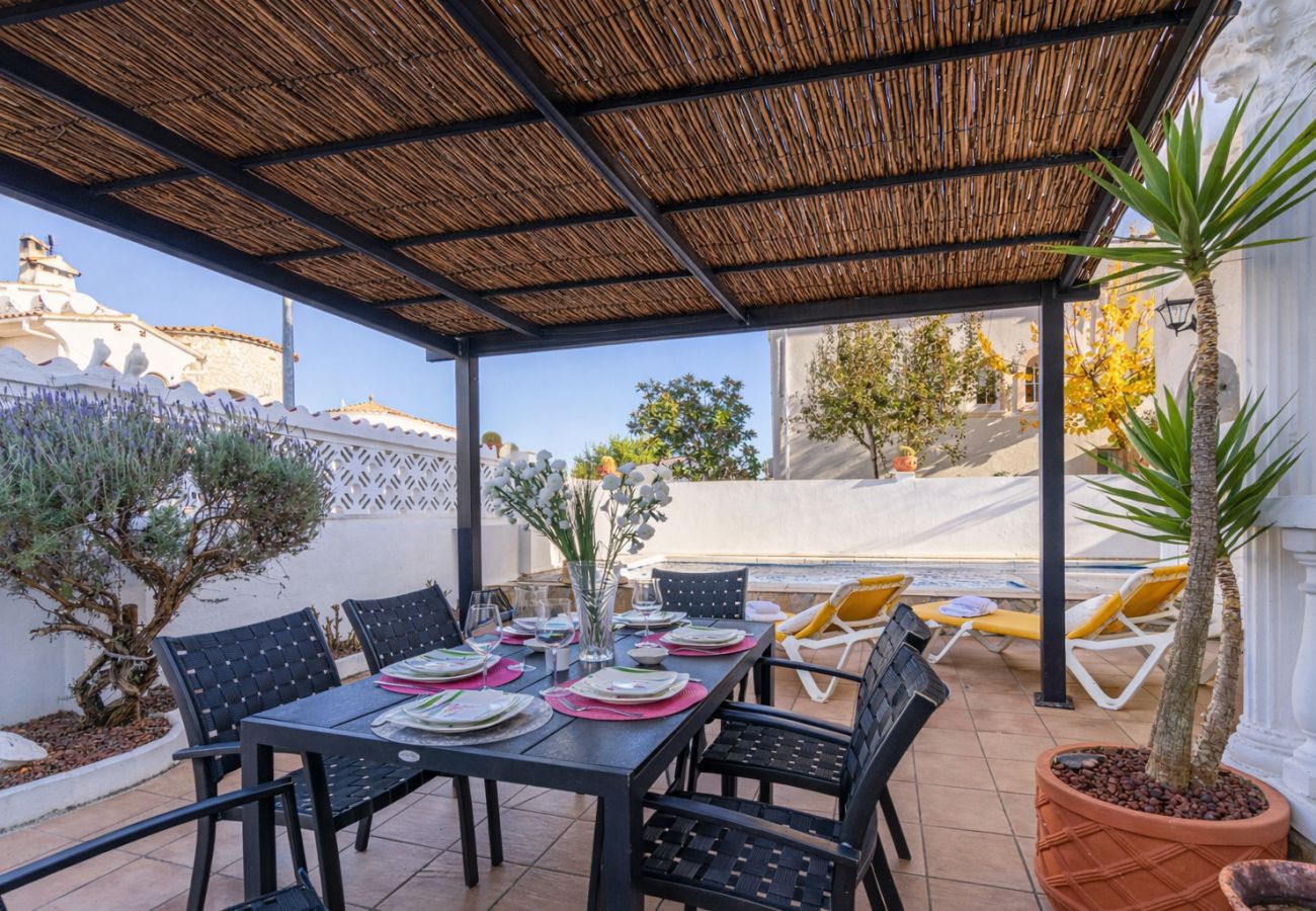 Villa in Empuriabrava - 0007-REQUESENS Haus mit Privatpool und WLAN