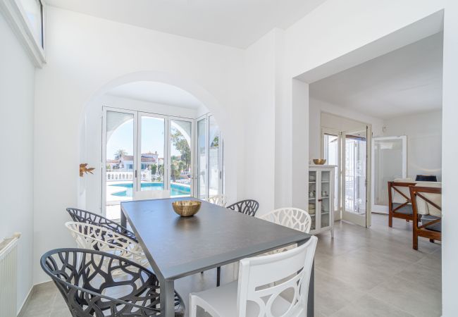 Villa in Empuriabrava - 0100-LLOBREGAT Haus am Kanal mit Pool, Liegeplatz und Studio Villa in Empuriabrava - 0100-LLOBREGAT Haus am Kanal mit Pool, Liegeplatz und Studio