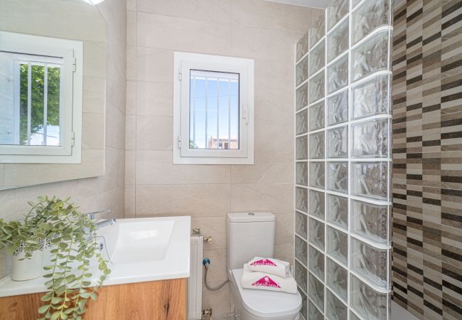 Villa in Empuriabrava - 0100-LLOBREGAT Haus am Kanal mit Pool, Liegeplatz und Studio Villa in Empuriabrava - 0100-LLOBREGAT Haus am Kanal mit Pool, Liegeplatz und Studio