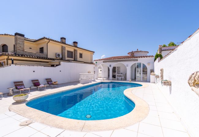 Villa in Empuriabrava - 0100-LLOBREGAT Haus am Kanal mit Pool, Liegeplatz und Studio Villa in Empuriabrava - 0100-LLOBREGAT Haus am Kanal mit Pool, Liegeplatz und Studio