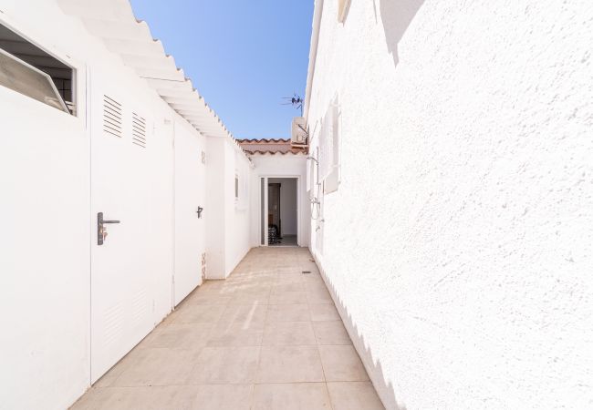 Villa in Empuriabrava - 0100-LLOBREGAT Haus am Kanal mit Pool, Liegeplatz und Studio Villa in Empuriabrava - 0100-LLOBREGAT Haus am Kanal mit Pool, Liegeplatz und Studio