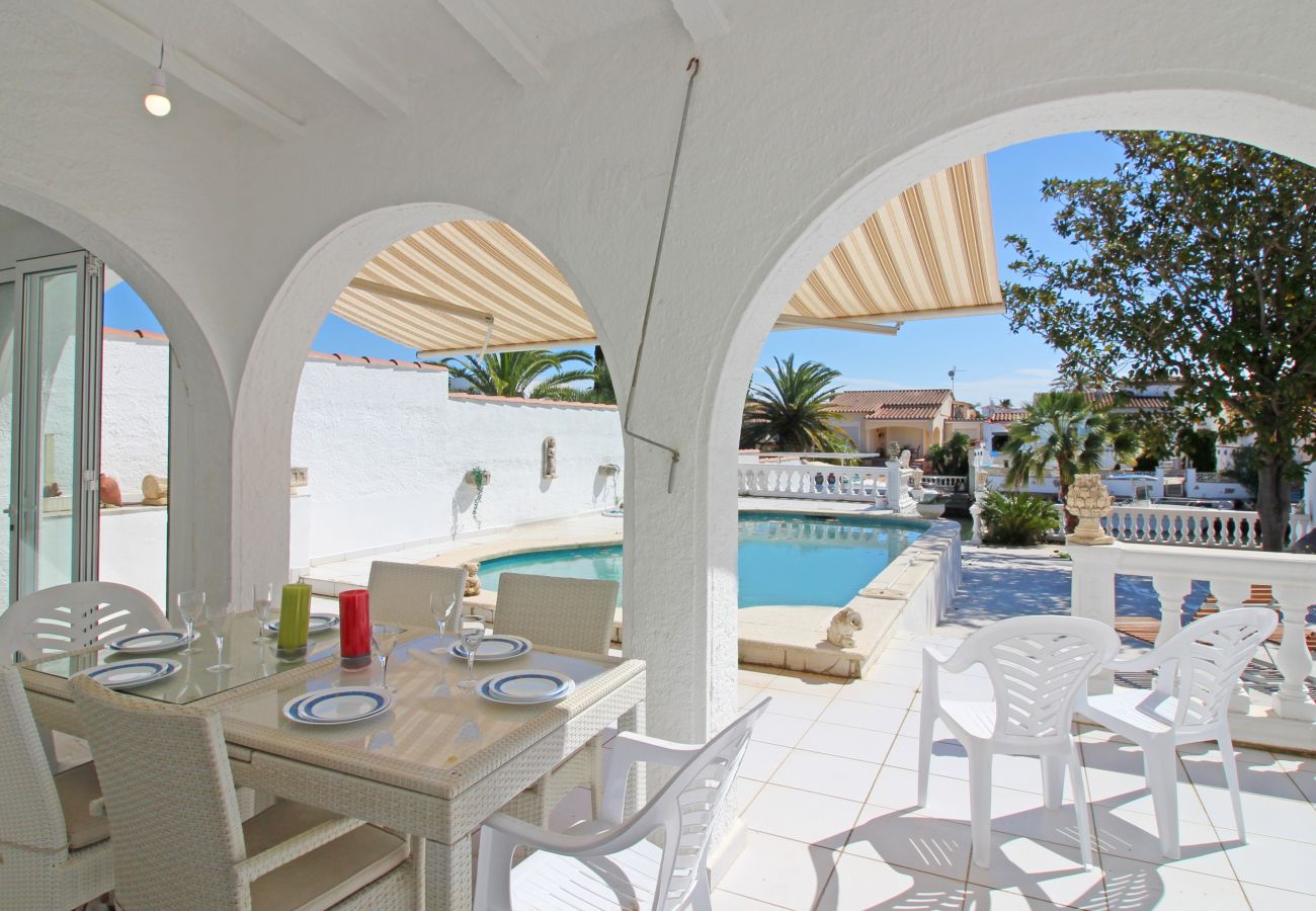 Villa in Empuriabrava - 0100-LLOBREGAT Haus am Kanal mit Pool, Liegeplatz und Studio