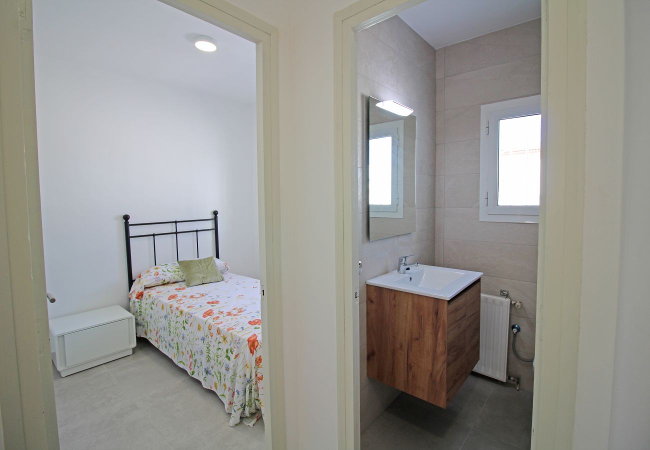 Villa in Empuriabrava - 0100-LLOBREGAT Haus am Kanal mit Pool, Liegeplatz und Studio