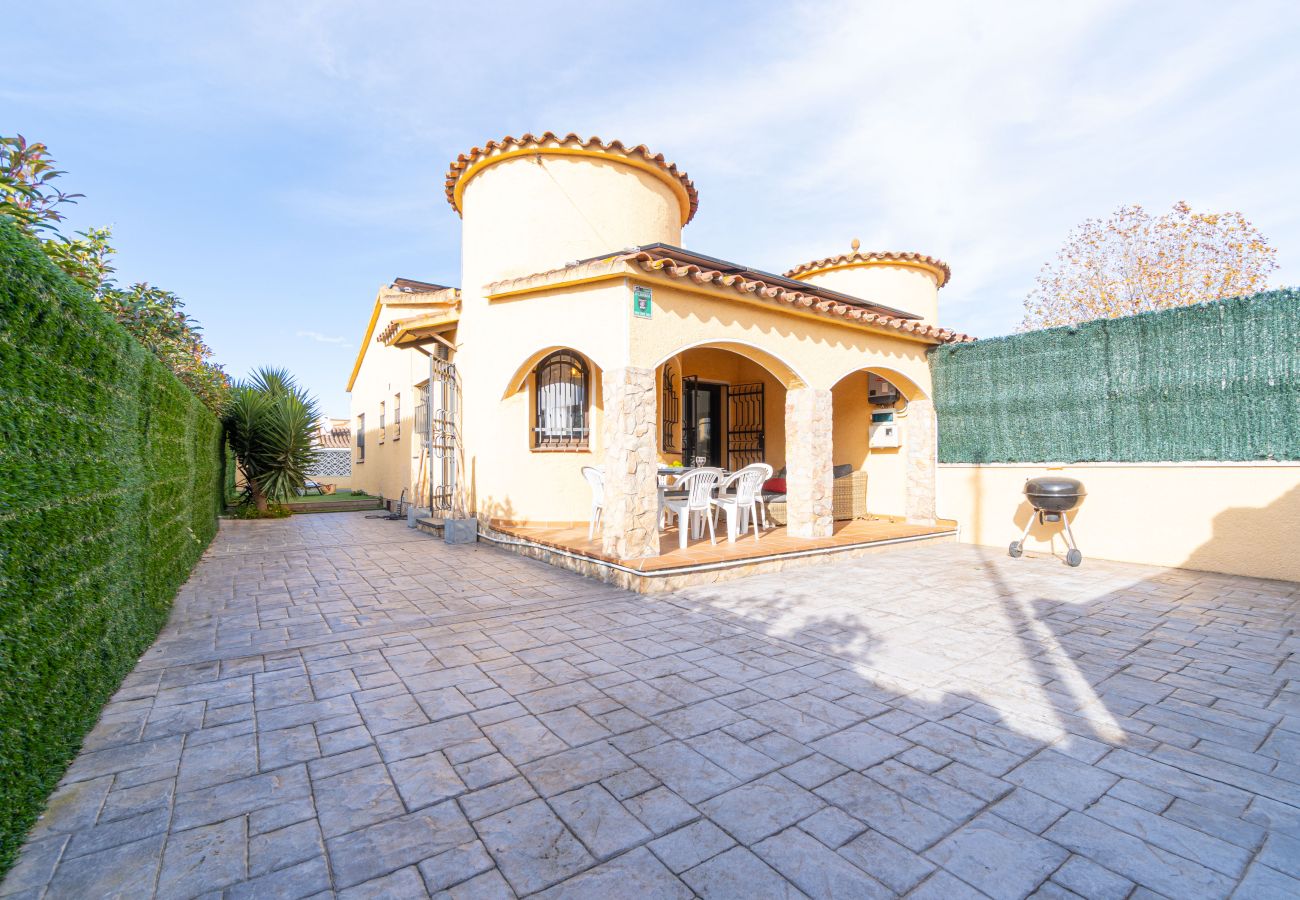 Villa in Empuriabrava - 0130-MONTGRI Haus mit Privatpool