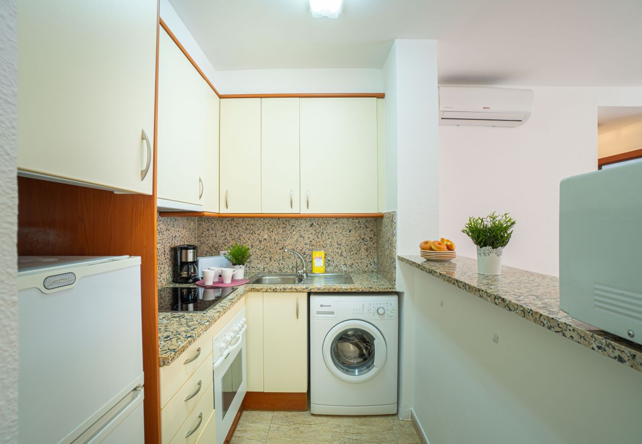 Ferienwohnung in Empuriabrava - 0089-MIRABLAU Ferienwohnung mit seitlichem Blick auf den Strand