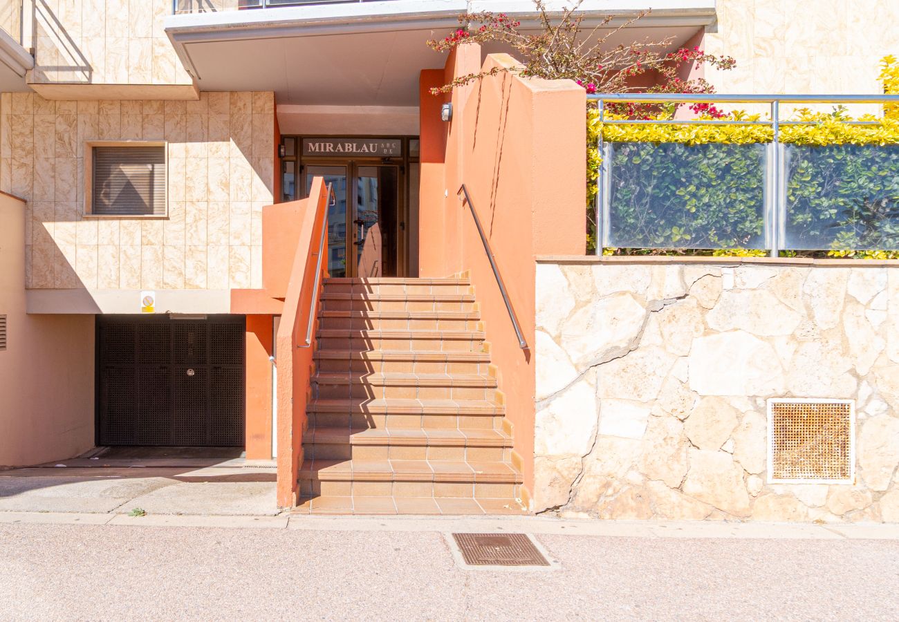 Ferienwohnung in Empuriabrava - 0089-MIRABLAU Ferienwohnung mit seitlichem Blick auf den Strand