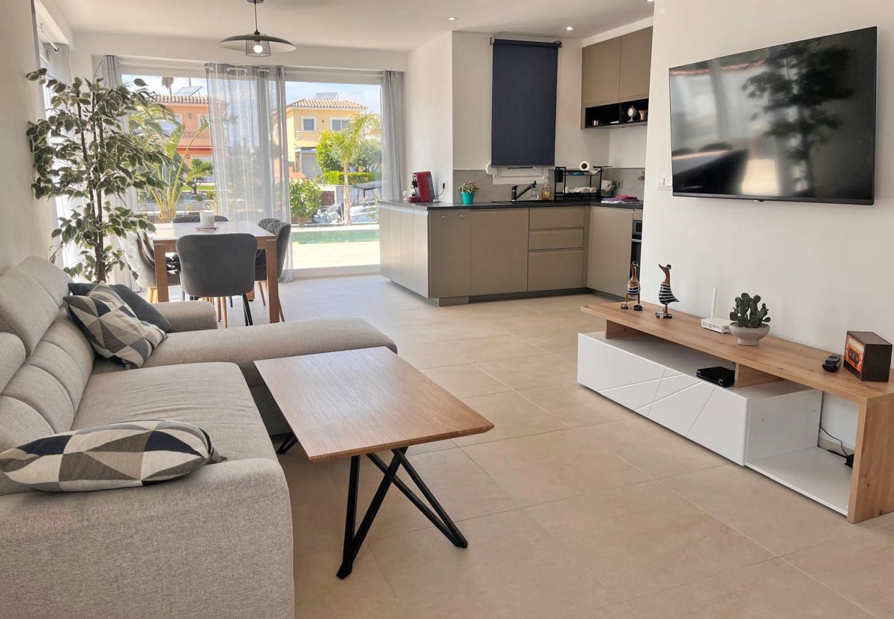 Villa in Empuriabrava - 0040-CAP RAS Haus am Kanal mit Pool und Liegeplatz
