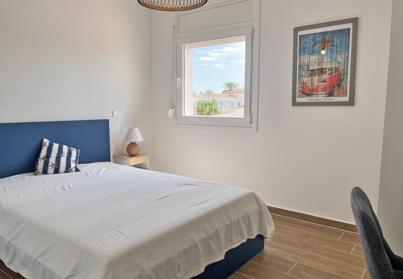 Villa in Empuriabrava - 0040-CAP RAS Haus am Kanal mit Pool und Liegeplatz