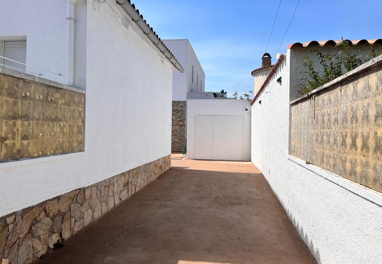 Villa in Empuriabrava - 0040-CAP RAS Haus am Kanal mit Pool und Liegeplatz
