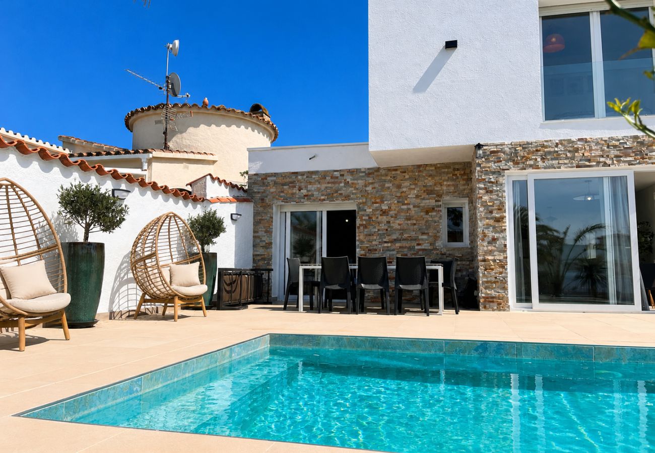Villa in Empuriabrava - 0040-CAP RAS Haus am Kanal mit Pool und Liegeplatz