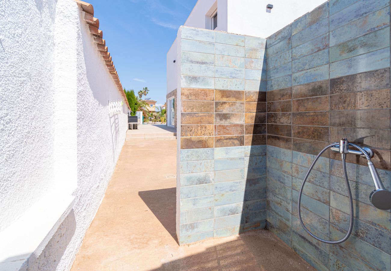 Villa in Empuriabrava - 0040-CAP RAS Haus am Kanal mit Pool und Liegeplatz