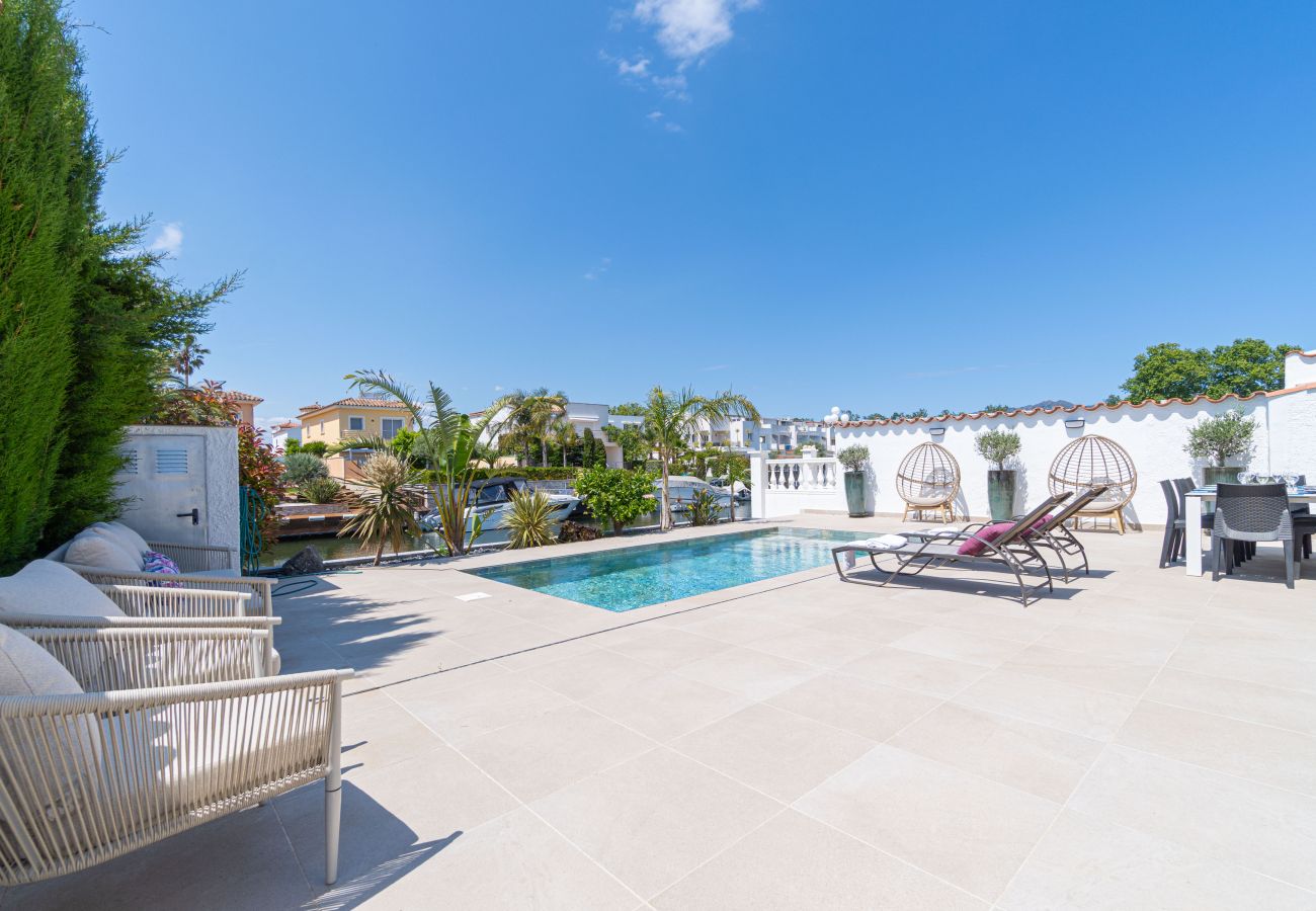 Villa in Empuriabrava - 0040-CAP RAS Haus am Kanal mit Pool und Liegeplatz
