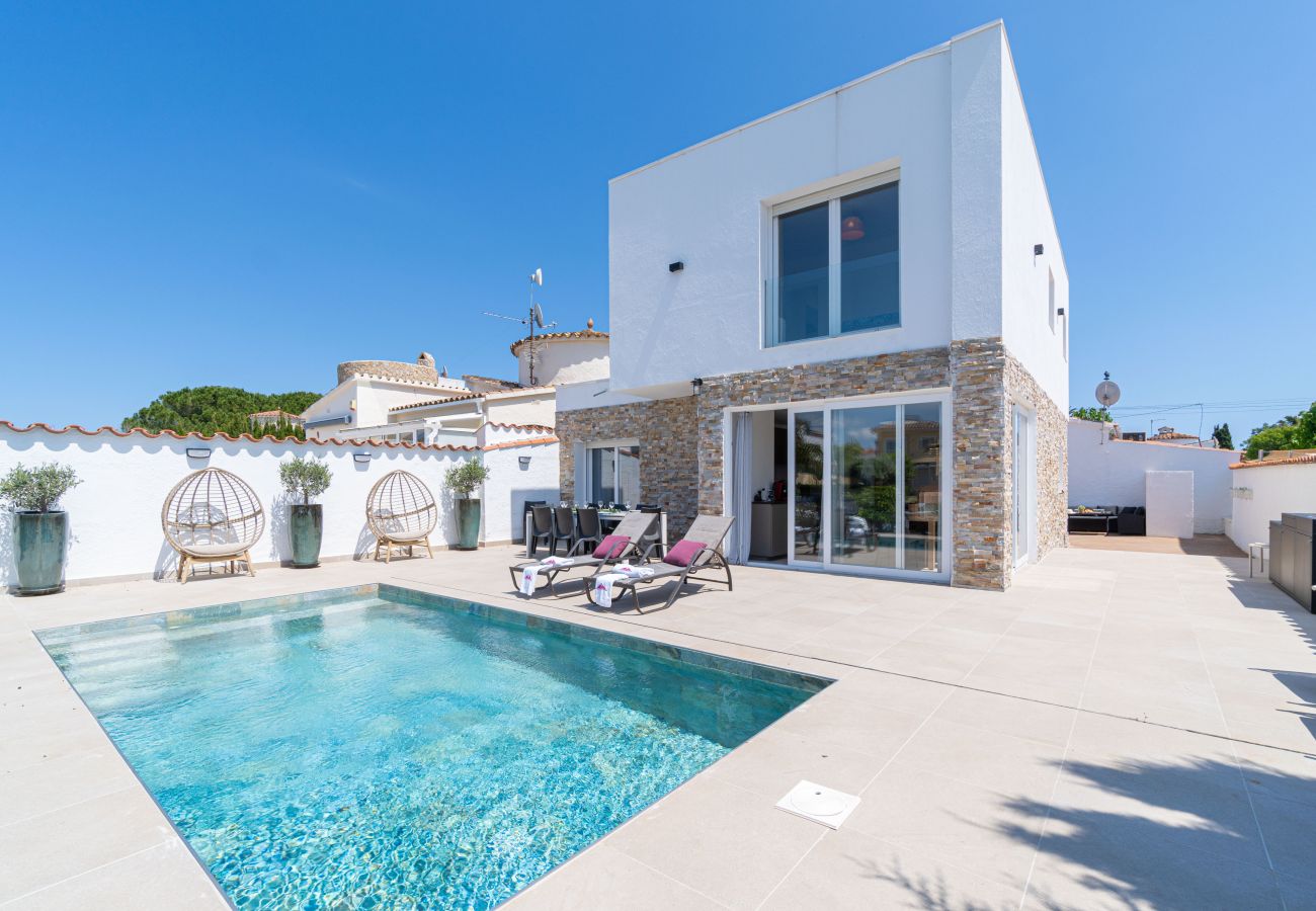 Villa in Empuriabrava - 0040-CAP RAS Haus am Kanal mit Pool und Liegeplatz