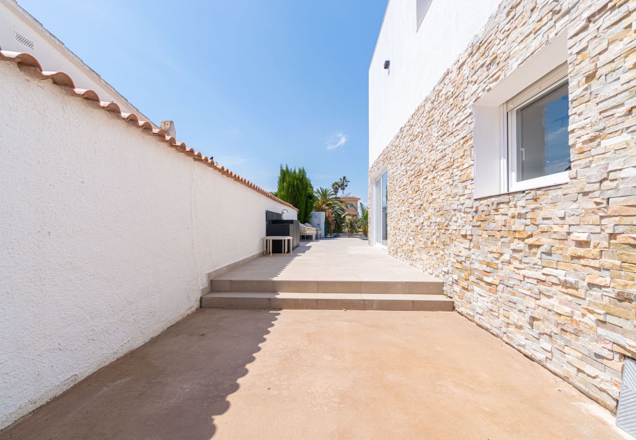 Villa in Empuriabrava - 0040-CAP RAS Haus am Kanal mit Pool und Liegeplatz