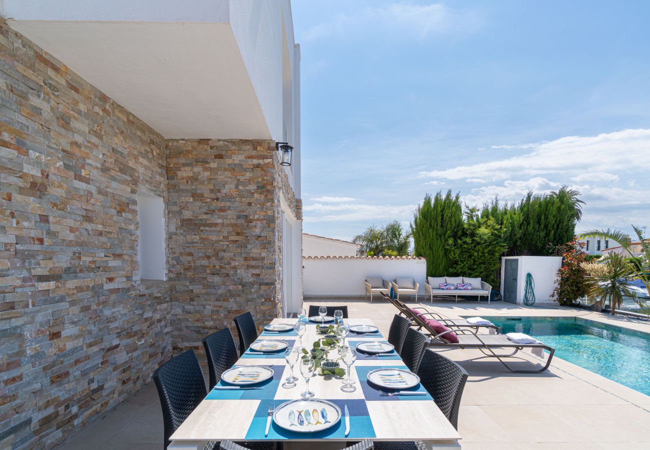Villa in Empuriabrava - 0040-CAP RAS Haus am Kanal mit Pool und Liegeplatz