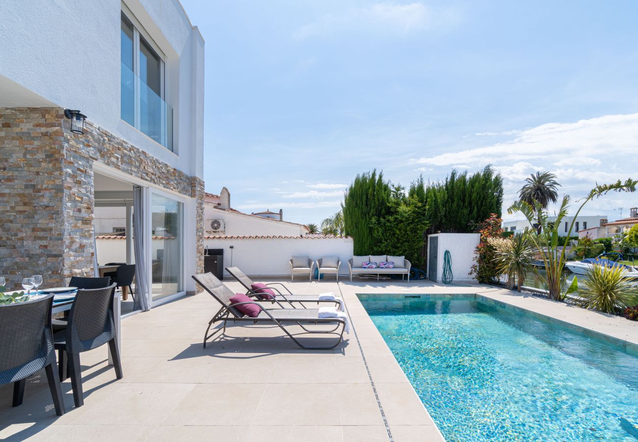 Villa in Empuriabrava - 0040-CAP RAS Haus am Kanal mit Pool und Liegeplatz