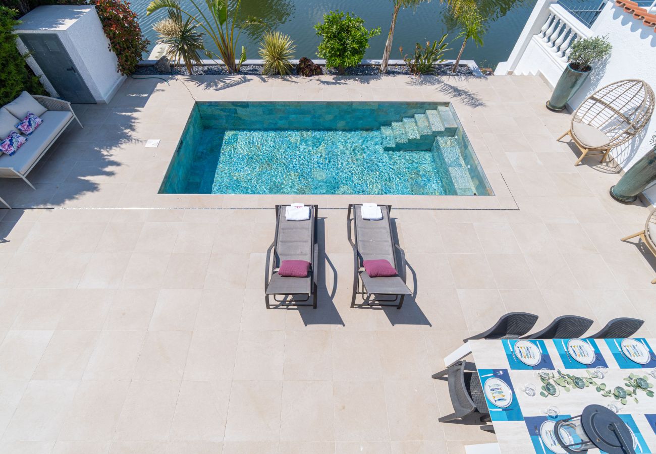 Villa in Empuriabrava - 0040-CAP RAS Haus am Kanal mit Pool und Liegeplatz