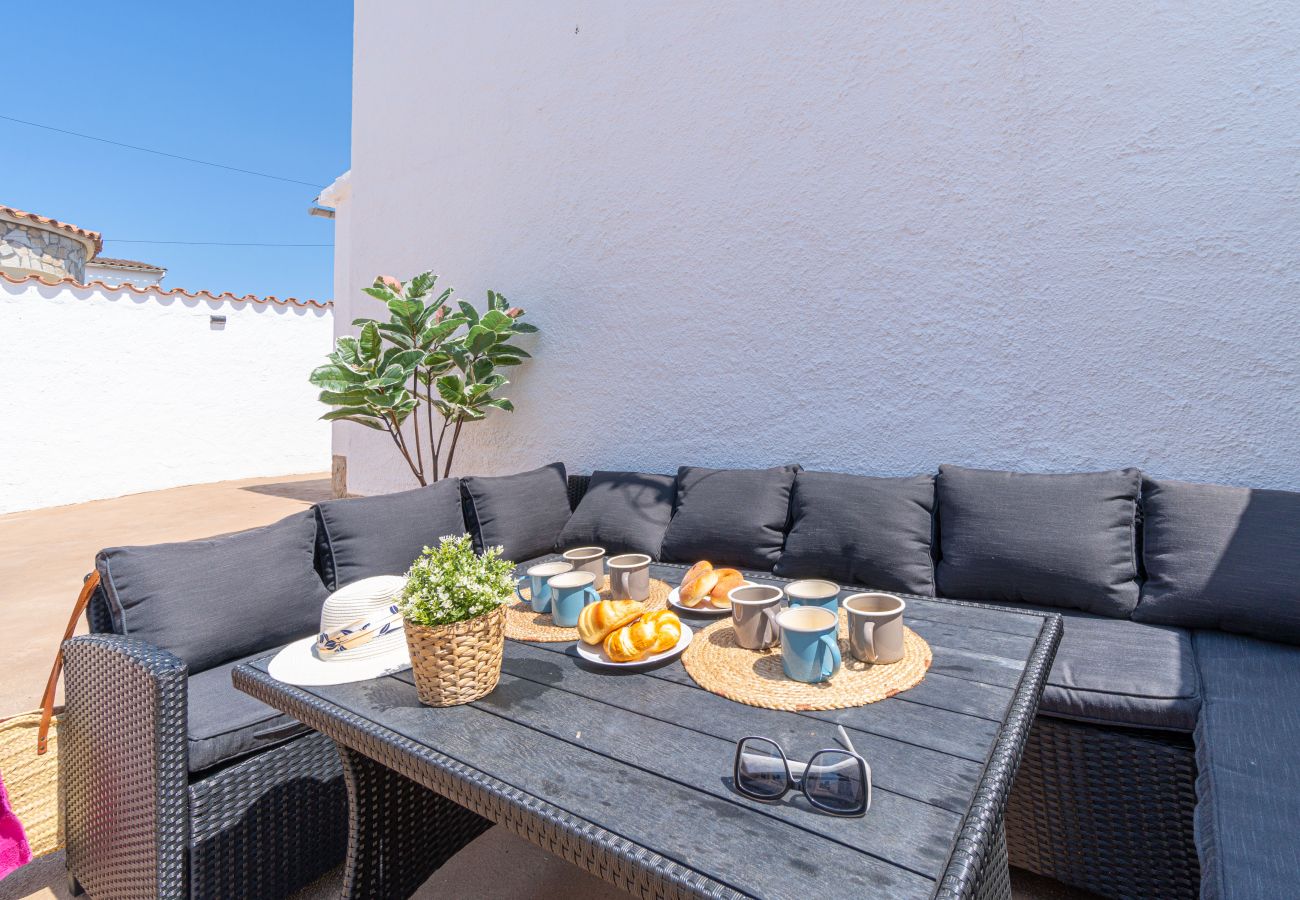 Villa in Empuriabrava - 0040-CAP RAS Haus am Kanal mit Pool und Liegeplatz
