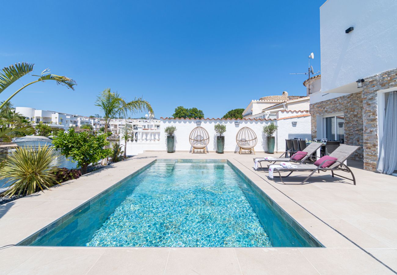Villa in Empuriabrava - 0040-CAP RAS Haus am Kanal mit Pool und Liegeplatz