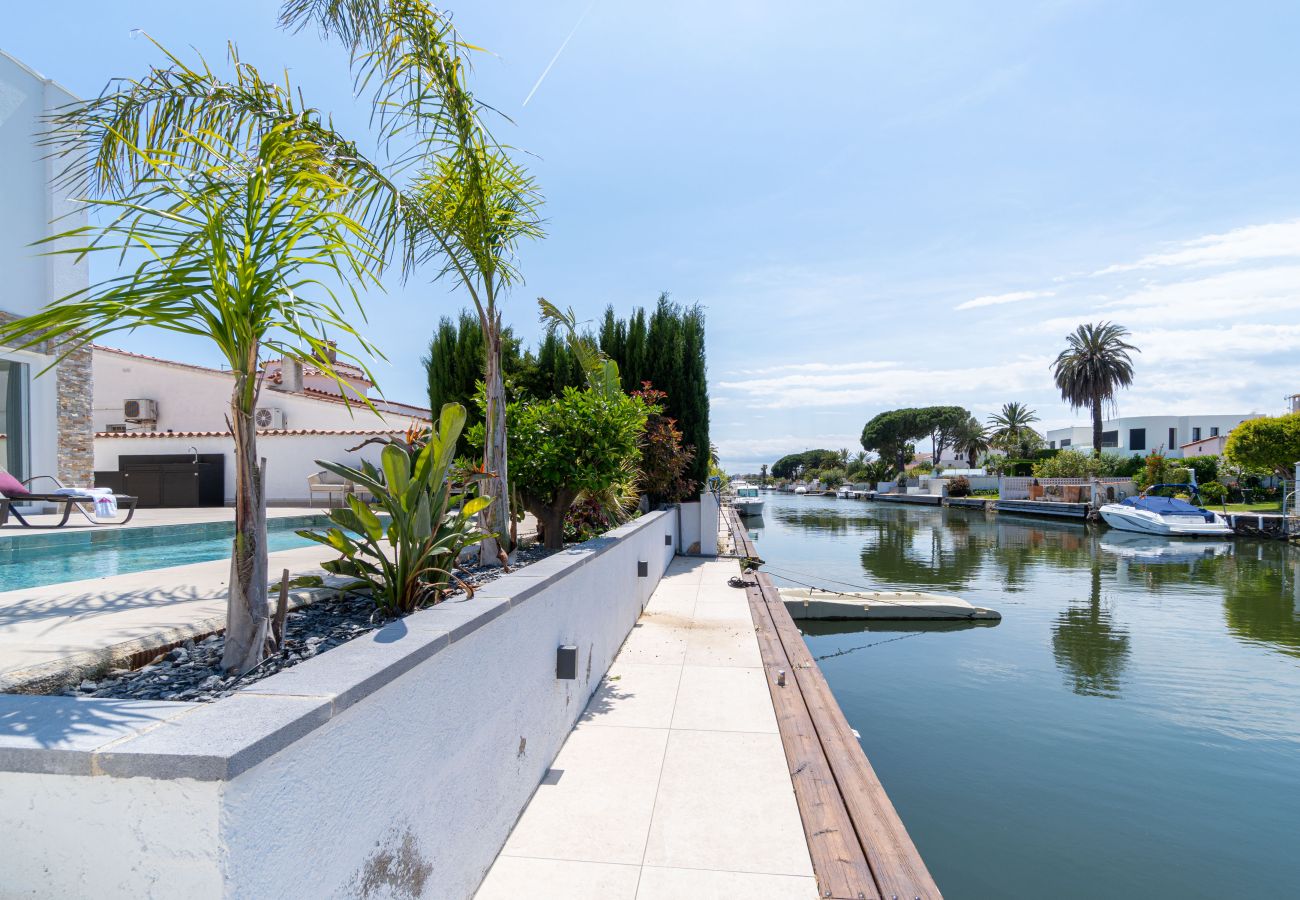 Villa in Empuriabrava - 0040-CAP RAS Haus am Kanal mit Pool und Liegeplatz