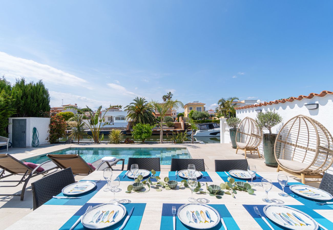 Villa in Empuriabrava - 0040-CAP RAS Haus am Kanal mit Pool und Liegeplatz