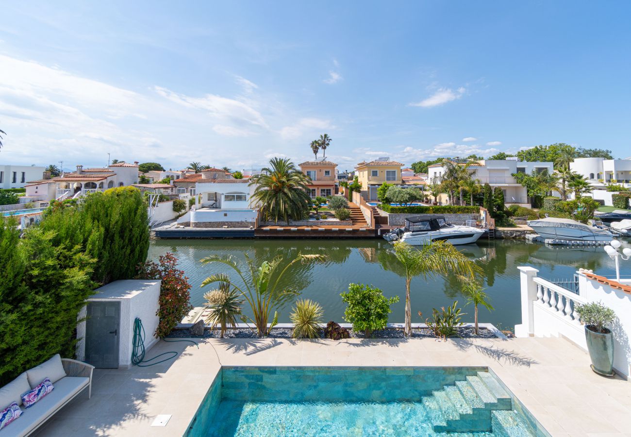 Villa in Empuriabrava - 0040-CAP RAS Haus am Kanal mit Pool und Liegeplatz