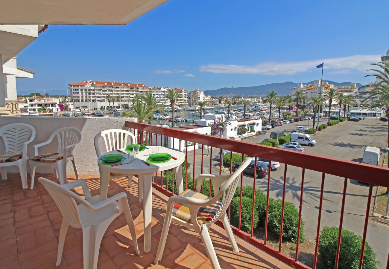 Apartment in Empuriabrava - 0136-NEREIDA Apartment with view on the harbour and mountains
