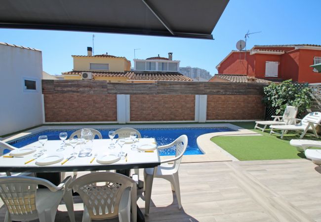Villa in Empuriabrava - 0125-MONTGRI House with private pool and wifi